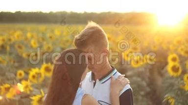 黄昏时分，<strong>一对情侣</strong>在一片向日葵的田野里拥抱着对方。